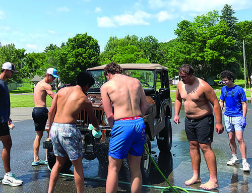 Frederic football team hosts car wash fundraiser